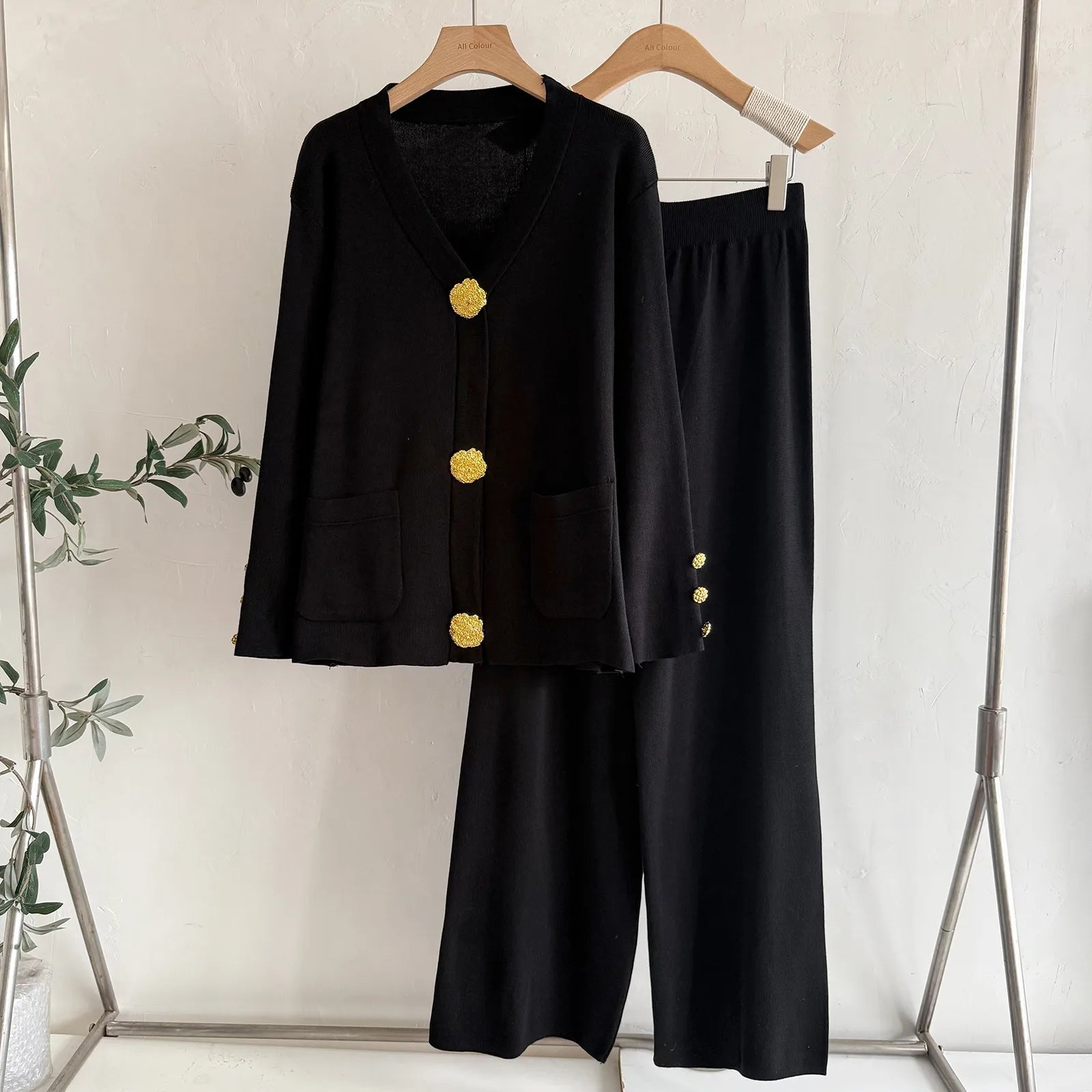 Ensemble maille boutons dorés col-V pantalon-long