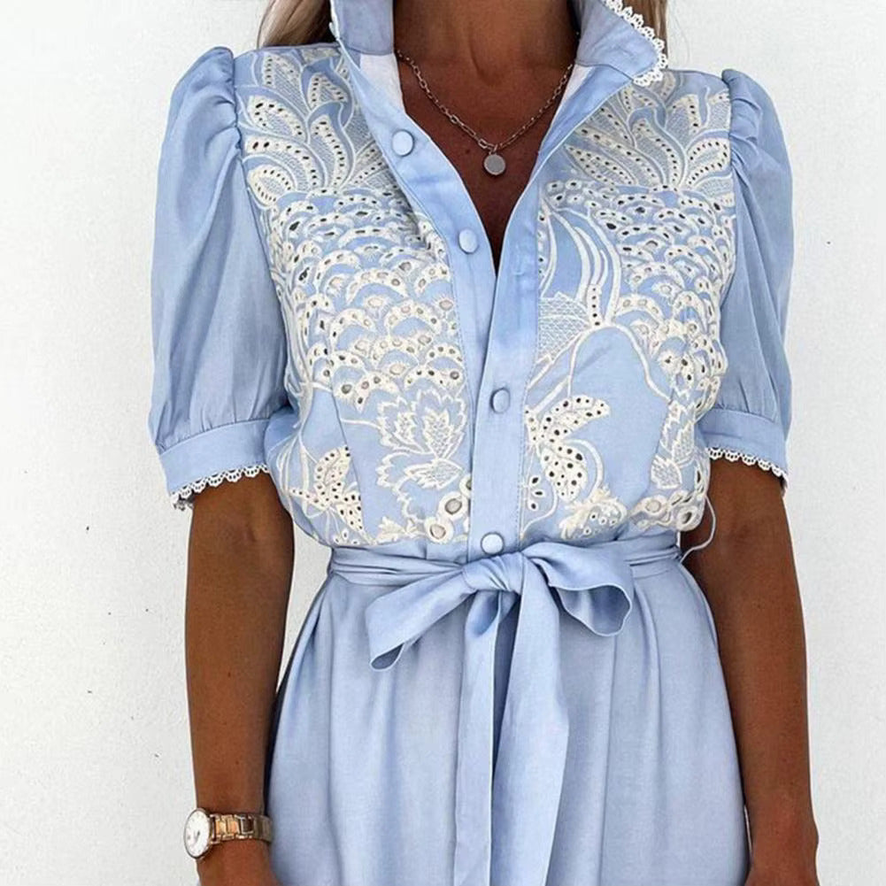 Céleste – Robe Midi Brodée Bleu Ciel pour l'Été