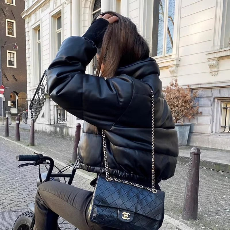 Doudoune courte matelassée en simili-cuir