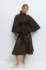Manteau cape ceinturé col montant