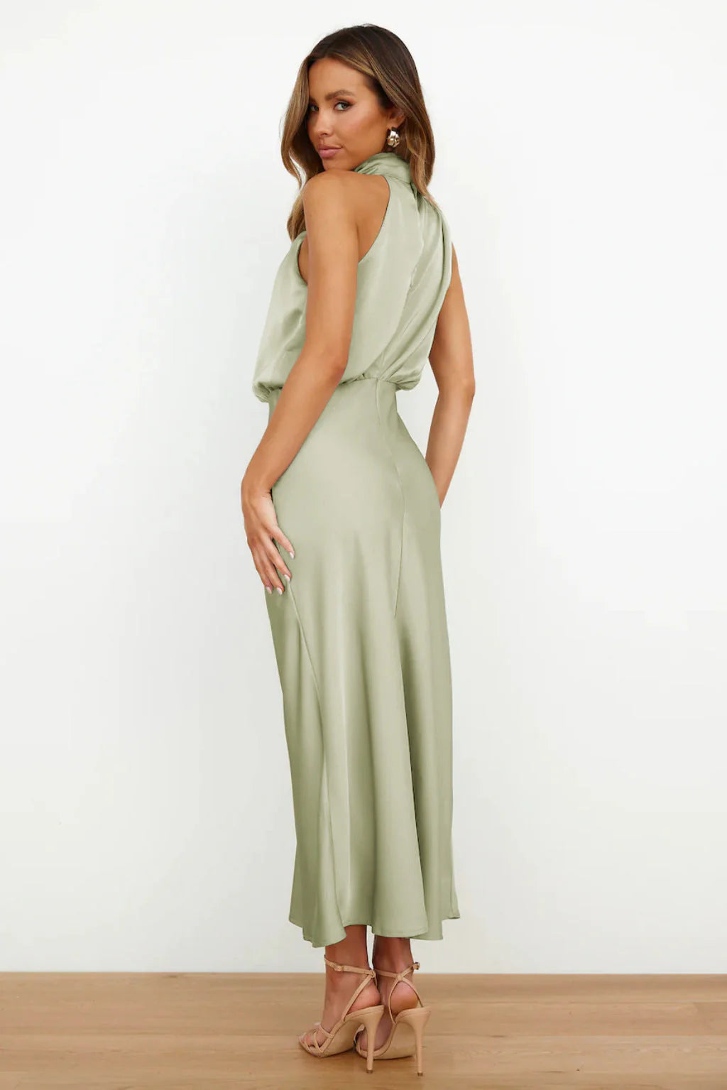 Robe Satinée Col Drapé Élégance Cérémonie