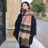 valissea-echarpe-plaid-cachemire-brun-cafe-look-urbain