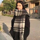 valissea-echarpe-plaid-cachemire-gris-look-urbain