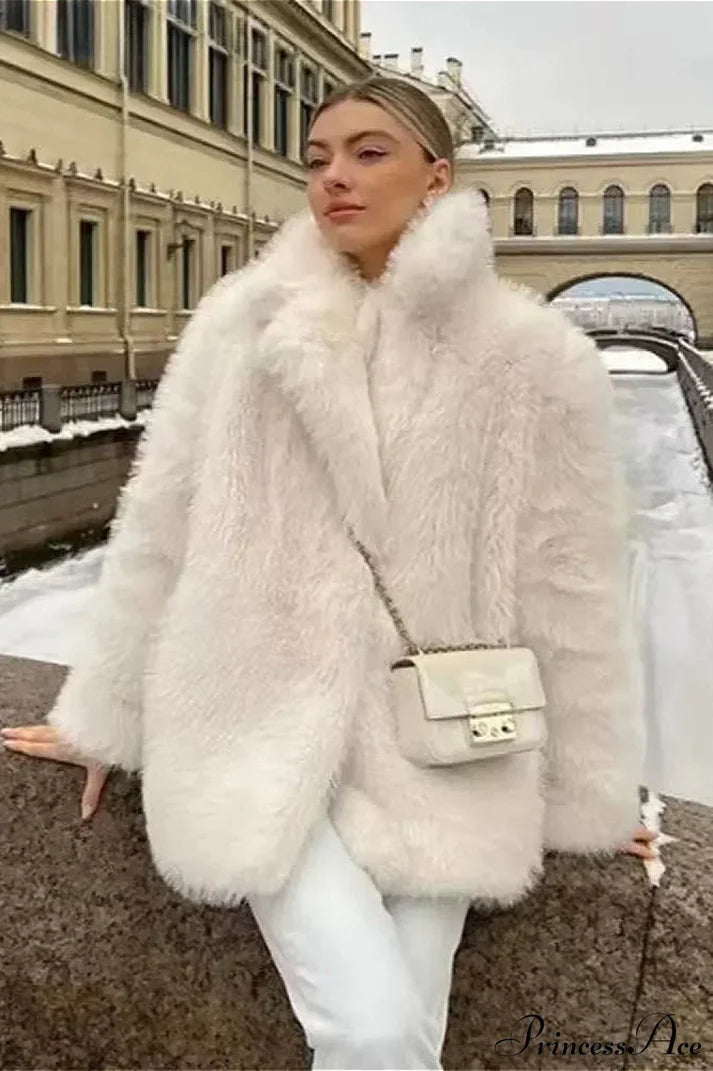 Manteau court fausse fourrure col châle